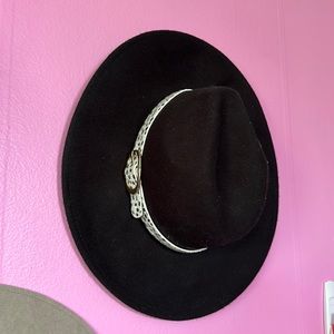 black brim hat